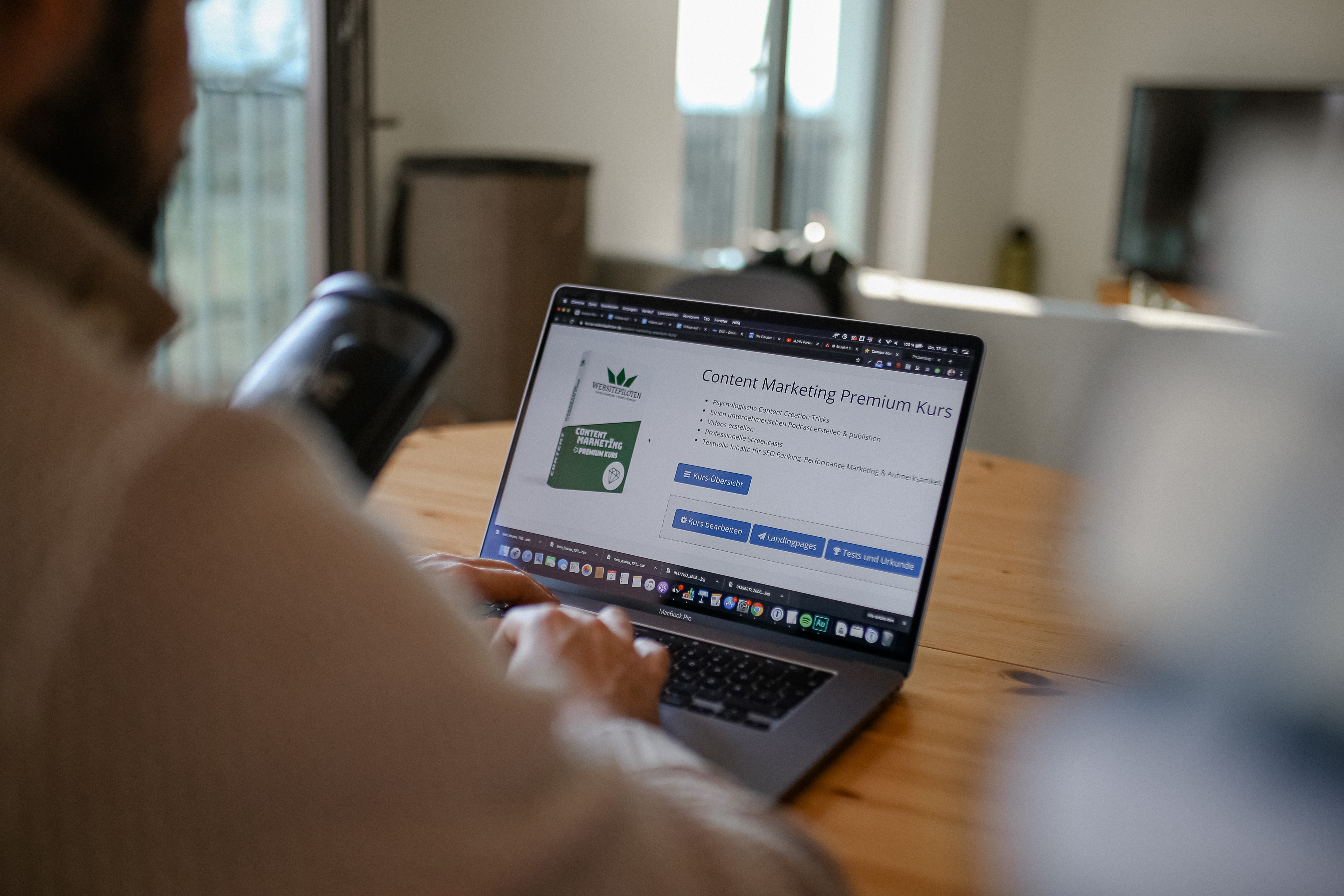 man-browsing-content-marketing-premium-in-mac-book